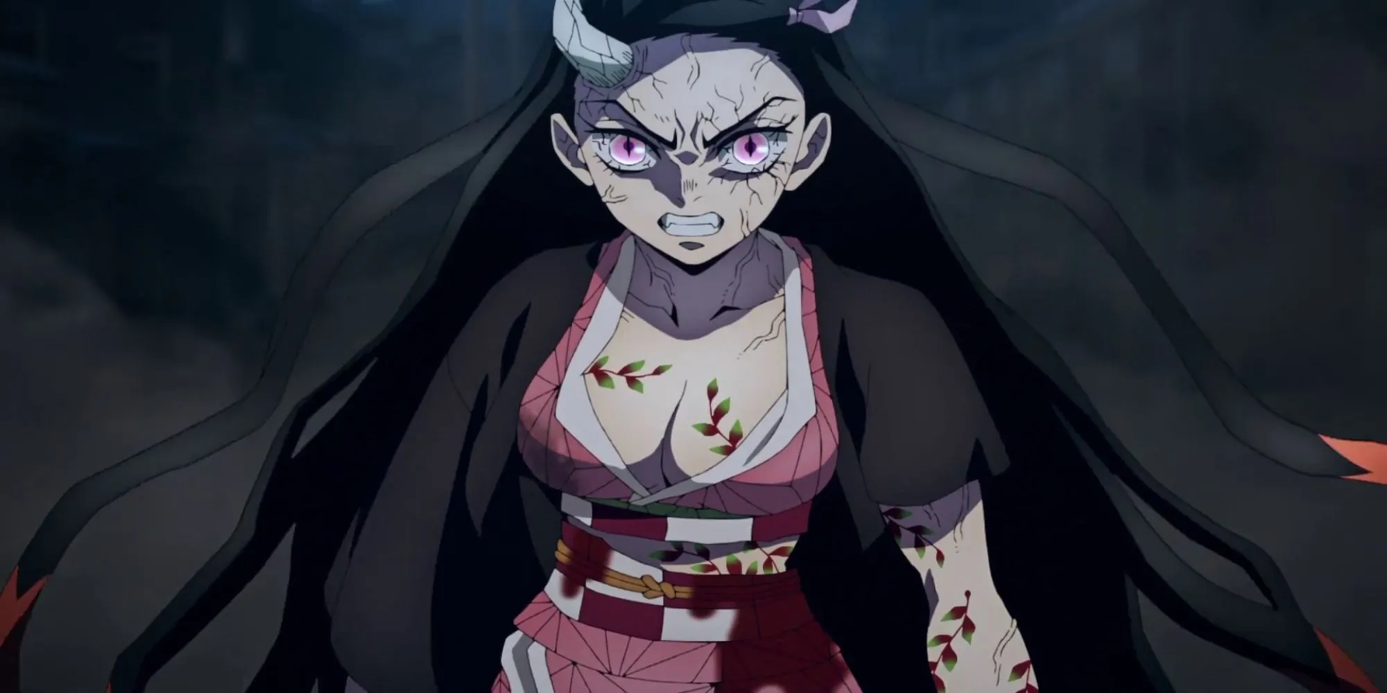 Nezuko trong trạng thái quỷ mạnh mẽ với sừng và kimono dính máu trong Demon Slayer