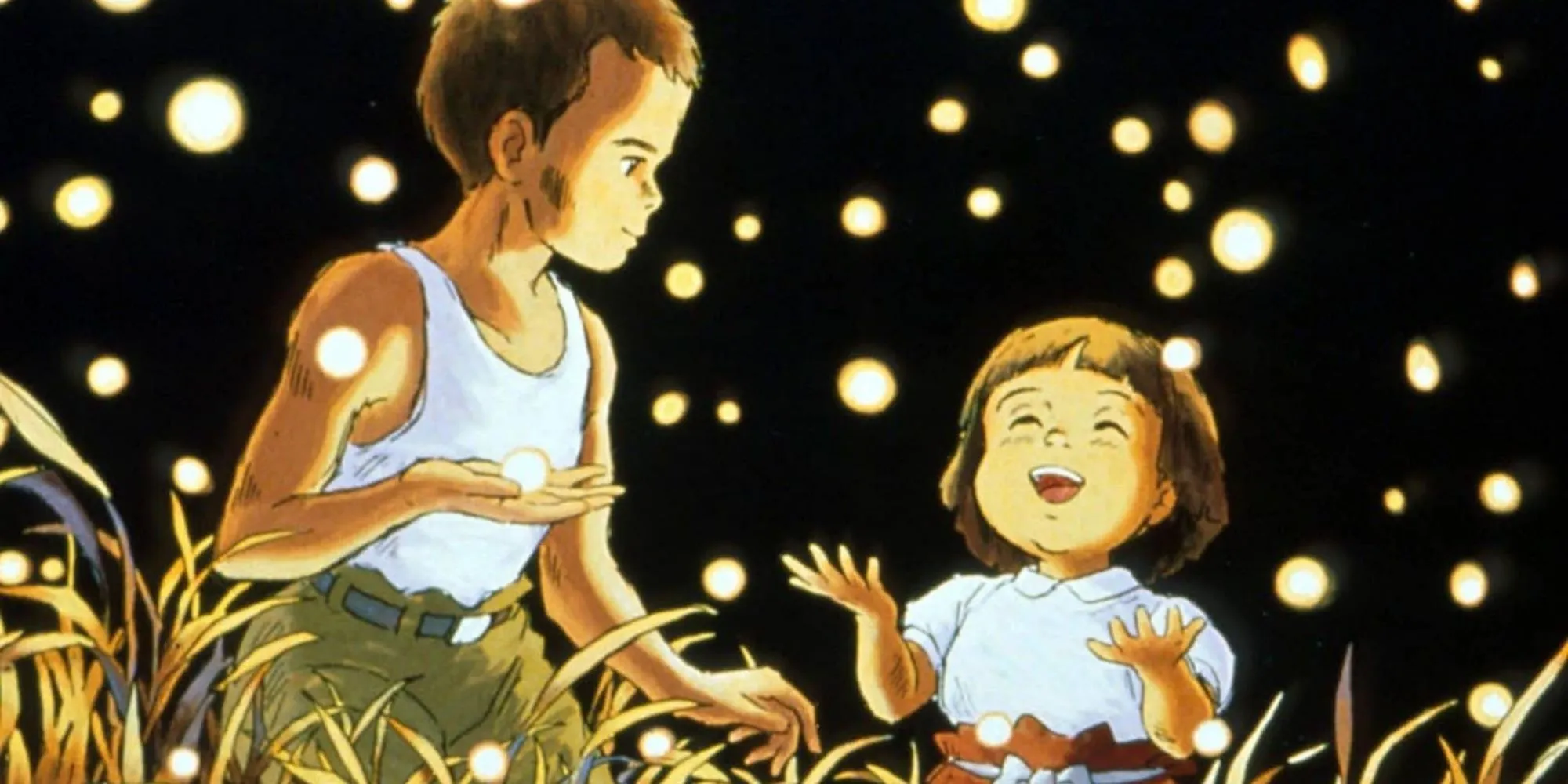 Seita và Setsuko ngồi bên bãi biển vào ban đêm, đom đóm bay quanh trong Mộ đom đóm