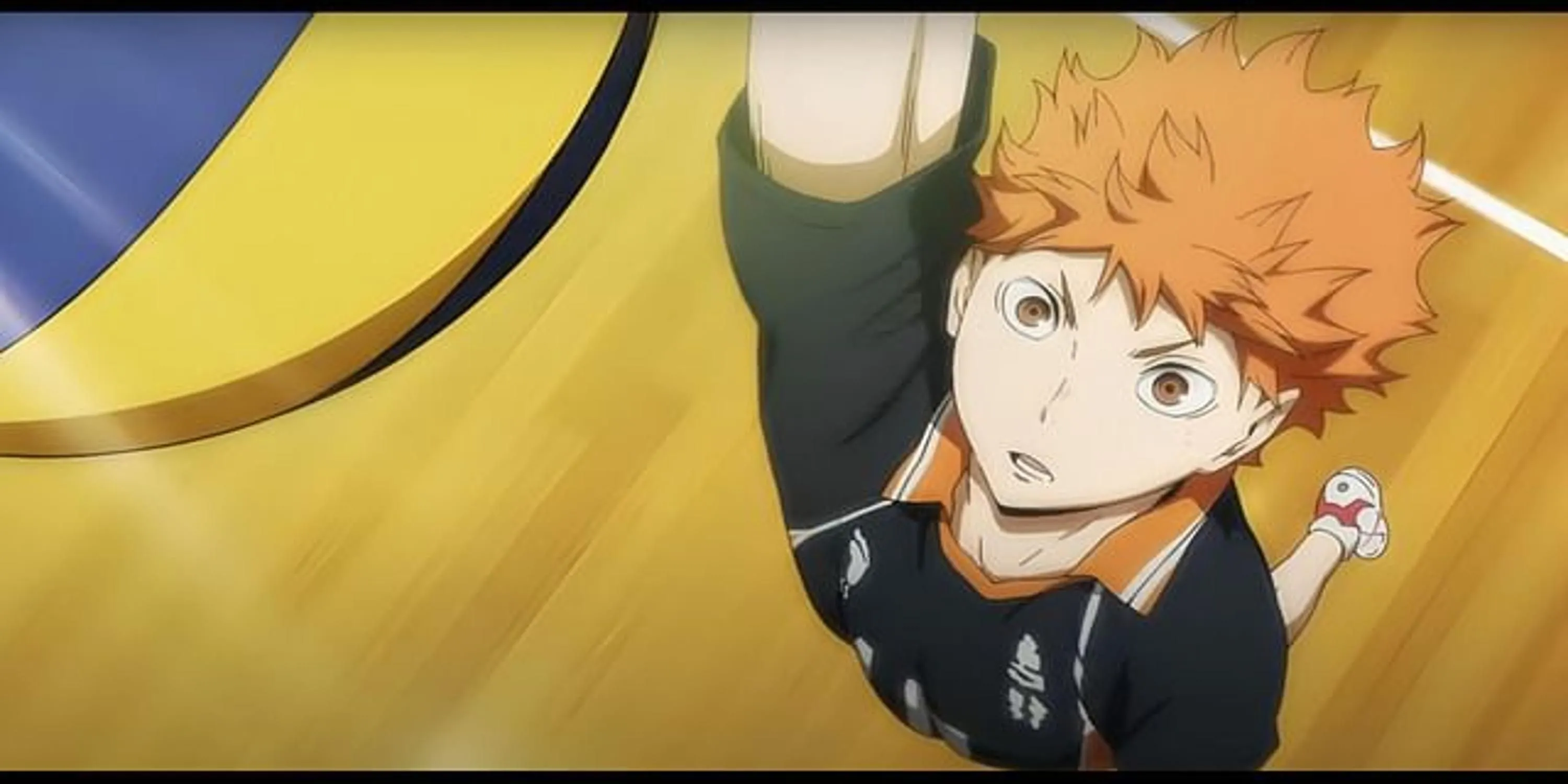 Shoyo Hinata nhảy cao hết cỡ trong một trận đấu bóng chuyền Haikyu!!