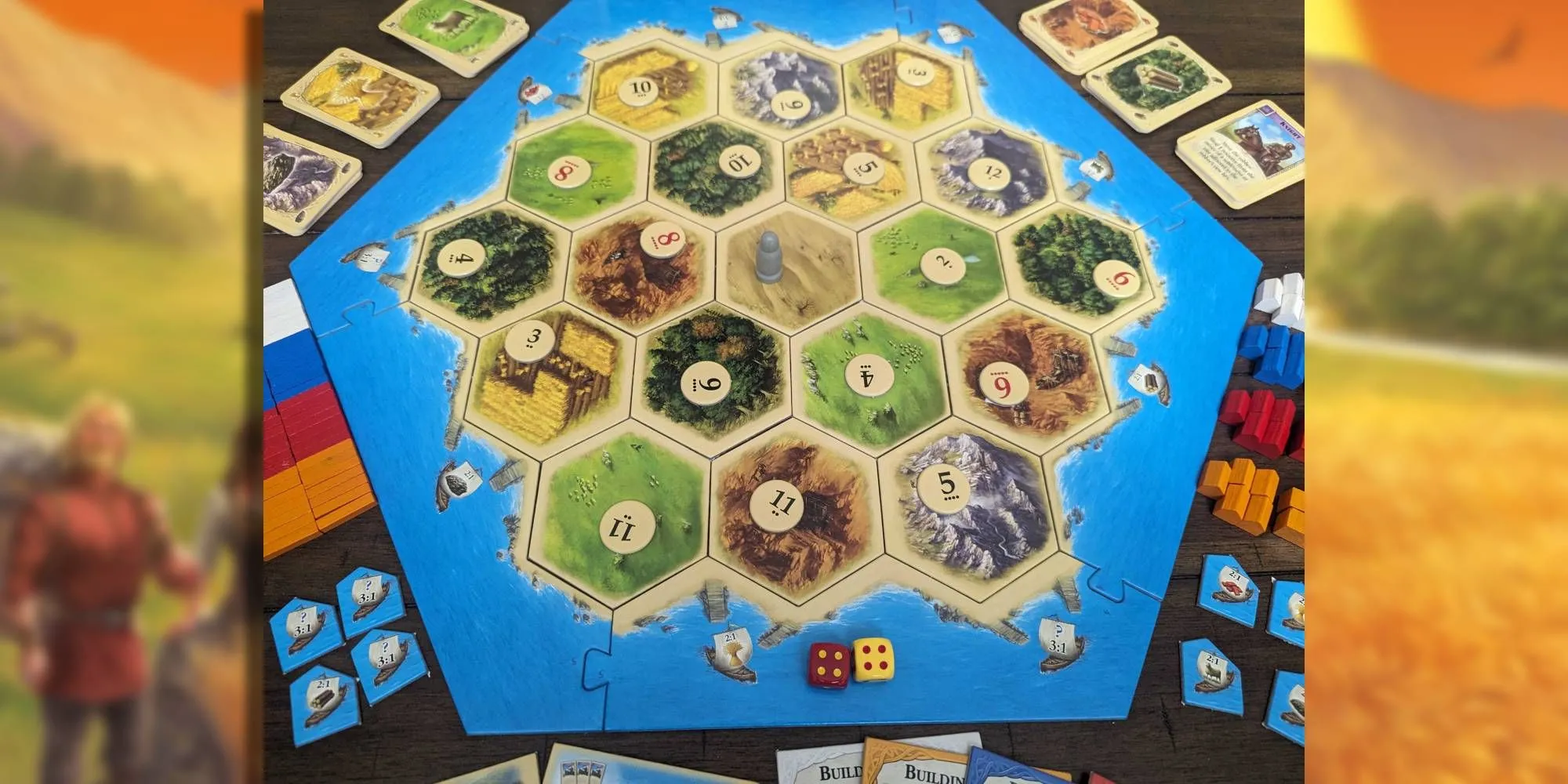 Bàn chơi Catan với xúc xắc và tài nguyên
