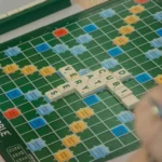 Bàn chơi Scrabble, thể hiện các ô chữ và quân cờ đang sắp xếp trên đó.