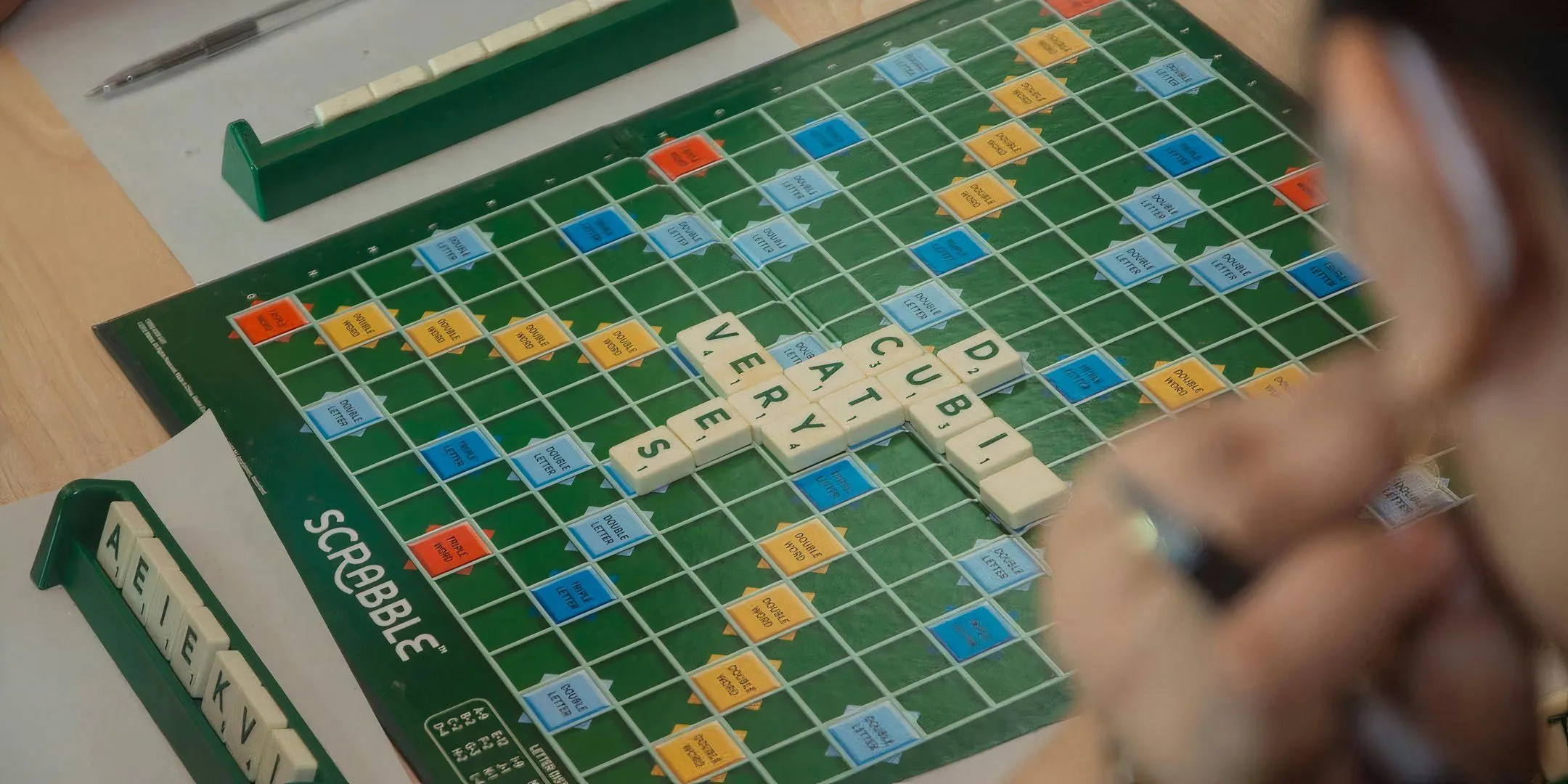 Bàn chơi Scrabble, thể hiện các ô chữ và quân cờ đang sắp xếp trên đó.