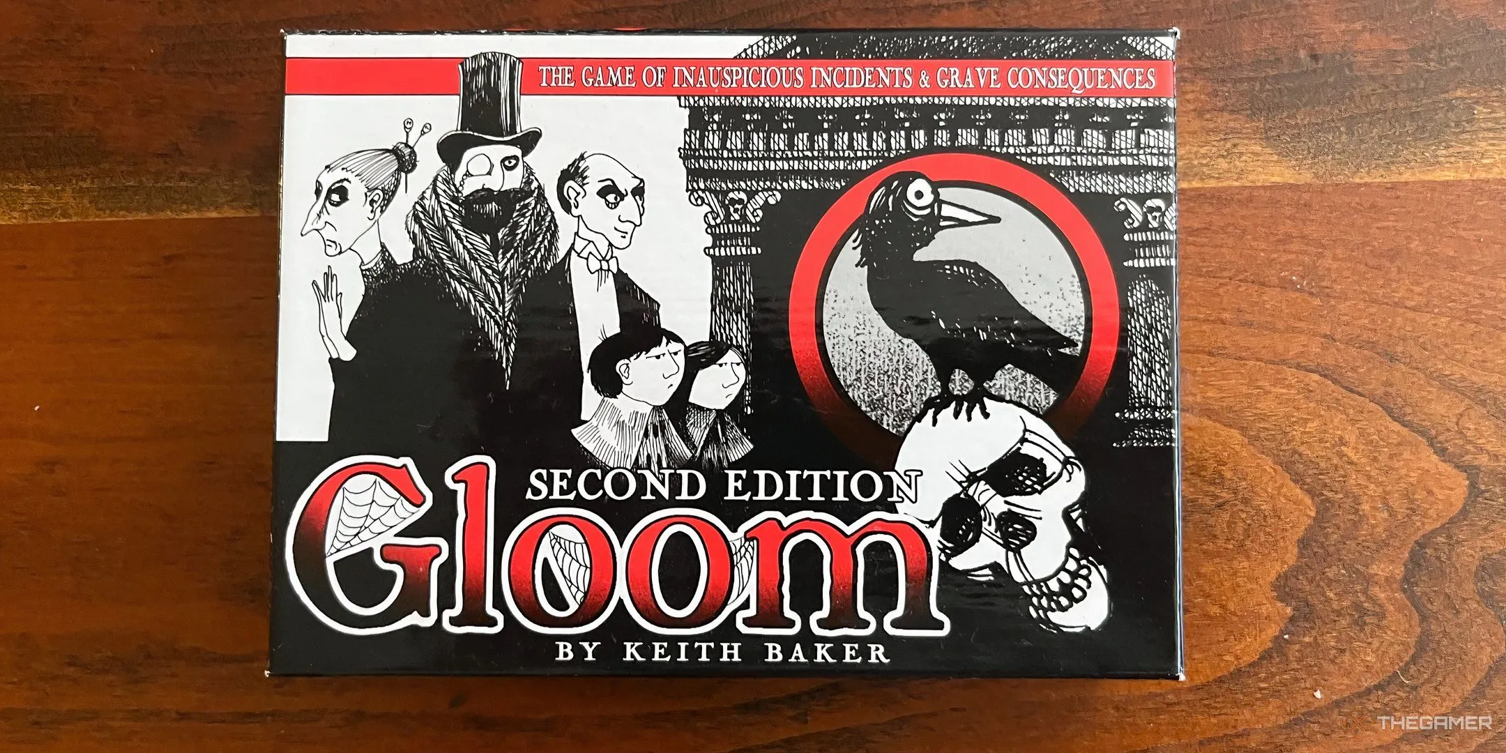 Bìa hộp board game Gloom với phong cách gothic u tối, mô tả gia đình kỳ quái, khuyến khích kể chuyện bi kịch
