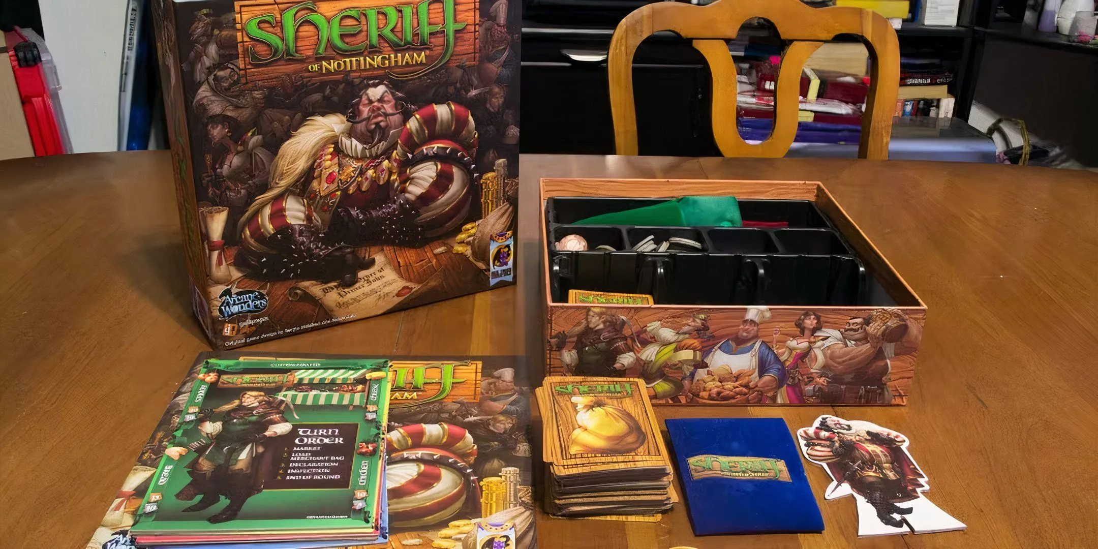 Các thẻ bài và bàn chơi cho Sheriff of Nottingham được trải ra.