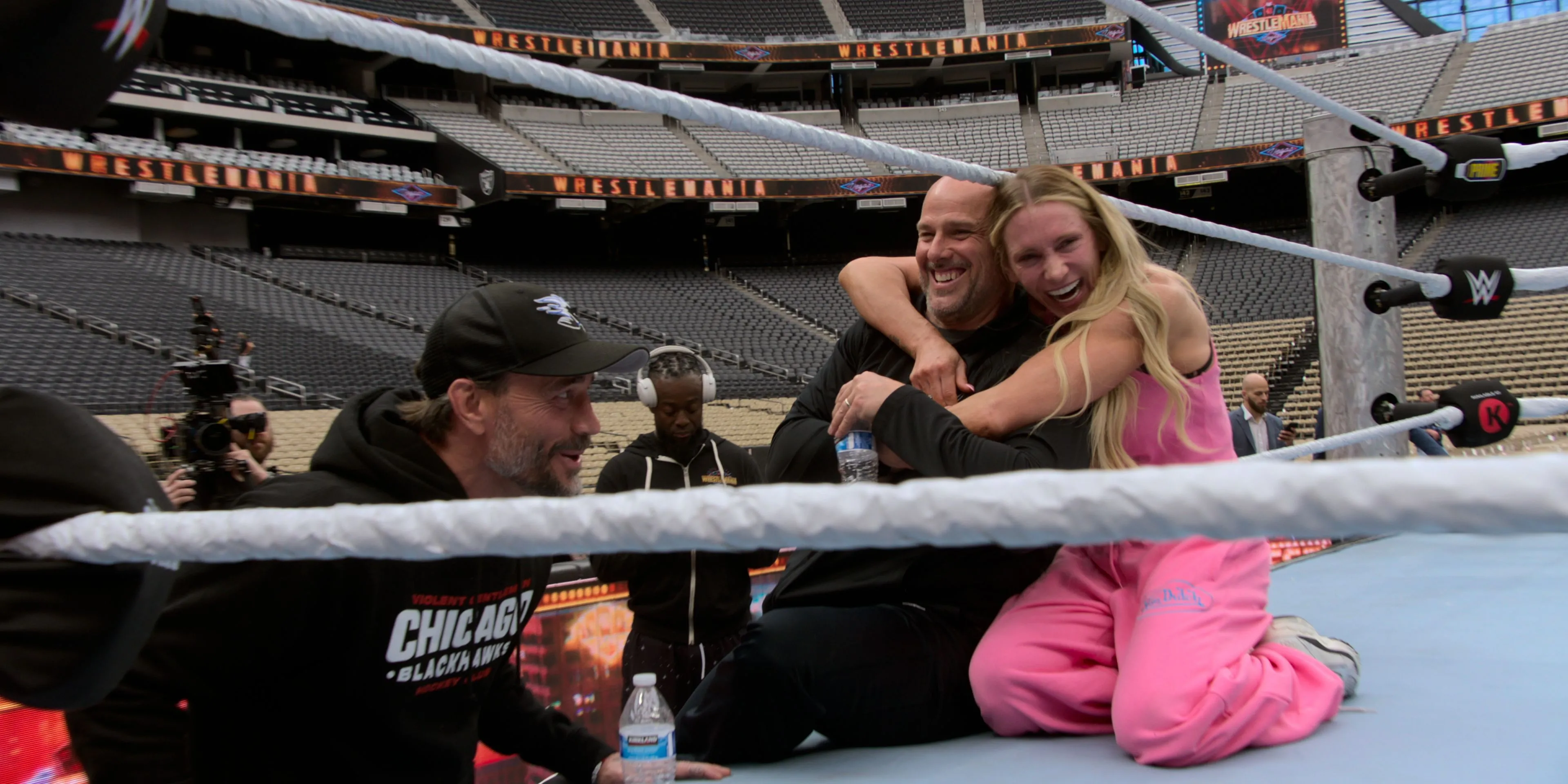 CM Punk, Adam Pearce và Charlotte Flair trong khoảnh khắc đời thường, hài hước ở hậu trường WWE Unreal