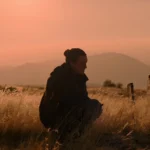 Ellie (Bella Ramsey) trong bối cảnh mùa 2 The Last of Us, thể hiện sự mệt mỏi của series