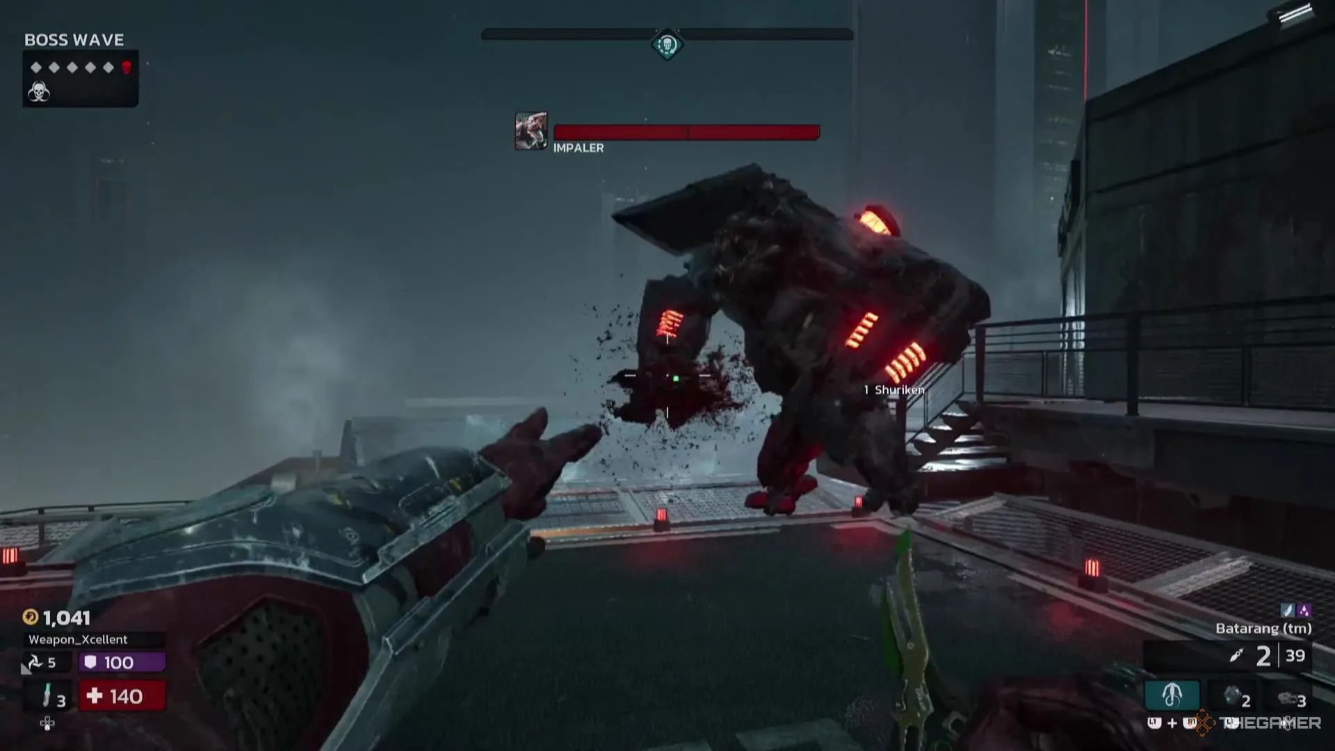 Game thủ đang ném phi tiêu Shuriken vào Impaler, một con boss trong Killing Floor 3, minh họa trận chiến cuối cùng.