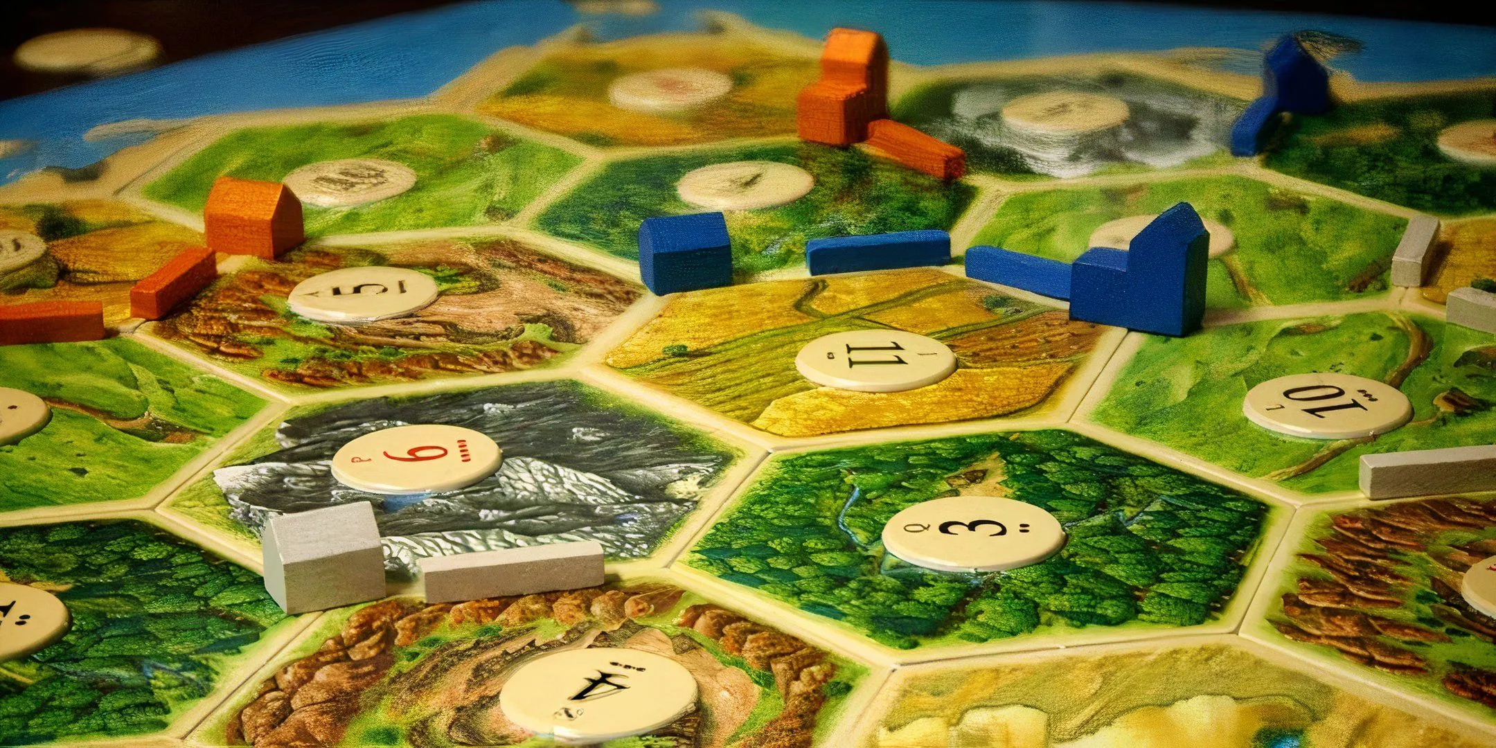 Góc nhìn cận cảnh của bàn chơi Settlers of Catan với các mảnh ghép địa hình.