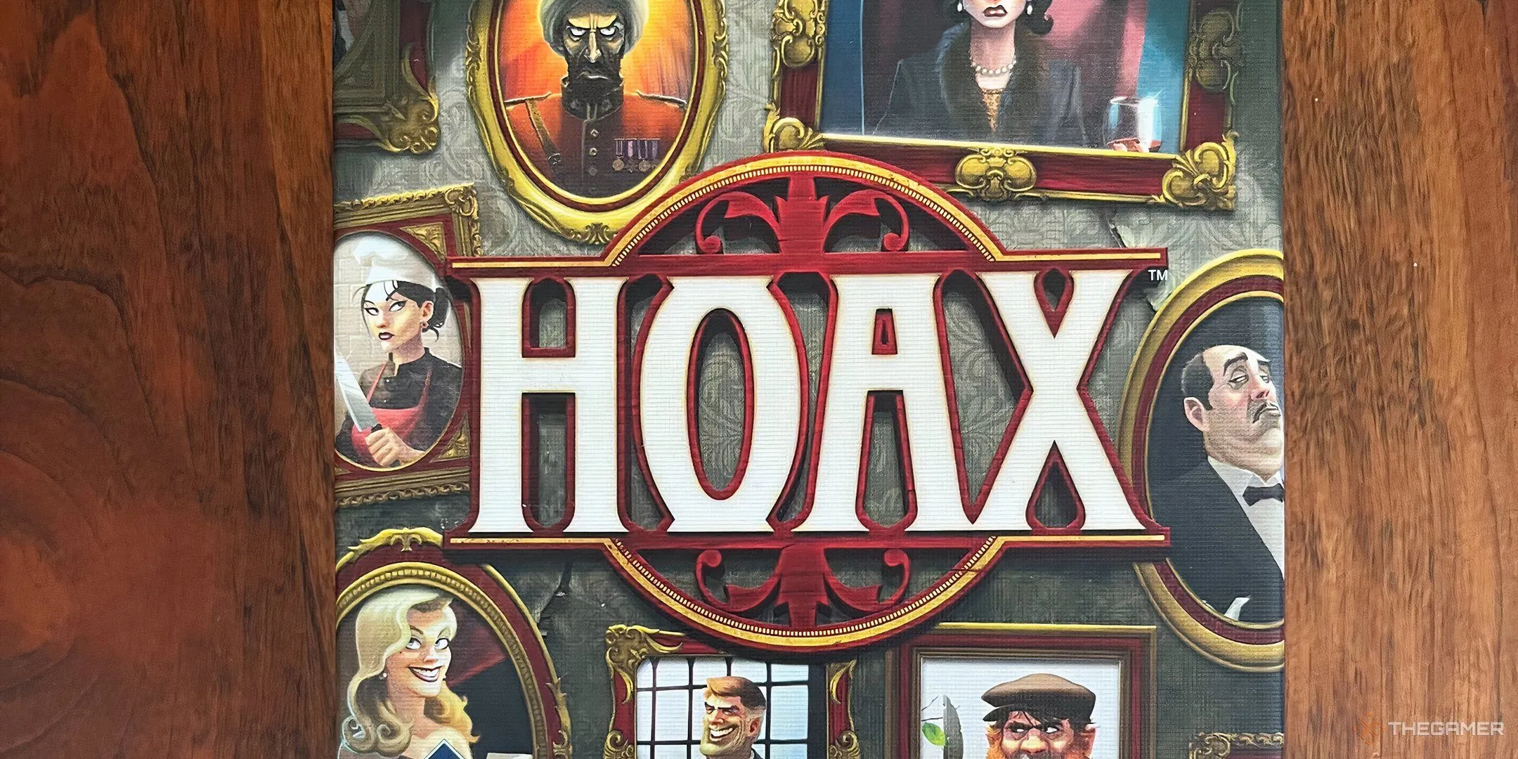Hộp board game Hoax với các bức chân dung kiểu cổ điển, gợi lên game bí mật danh tính và cáo buộc