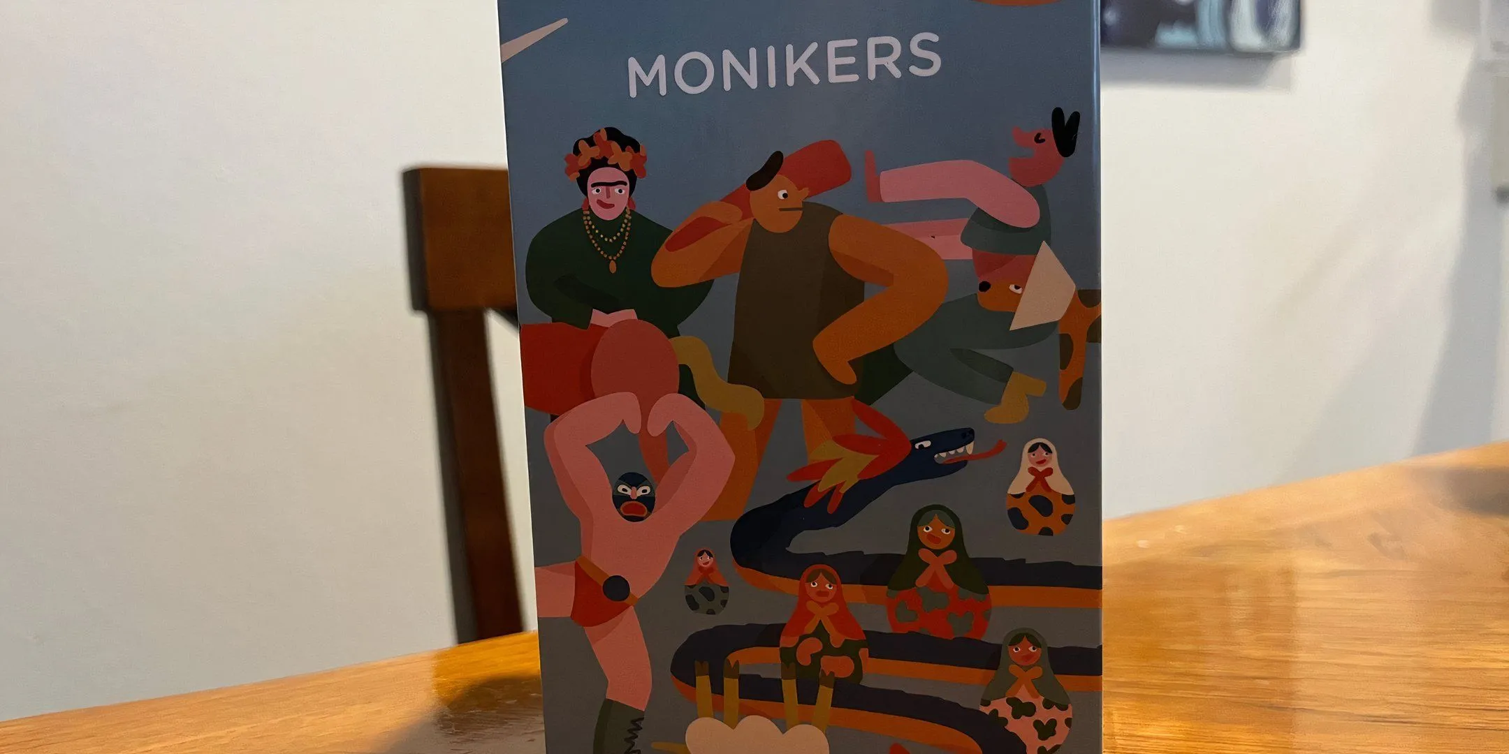 Hộp board game Monikers, một game party vui nhộn dựa trên các thử thách đoán từ