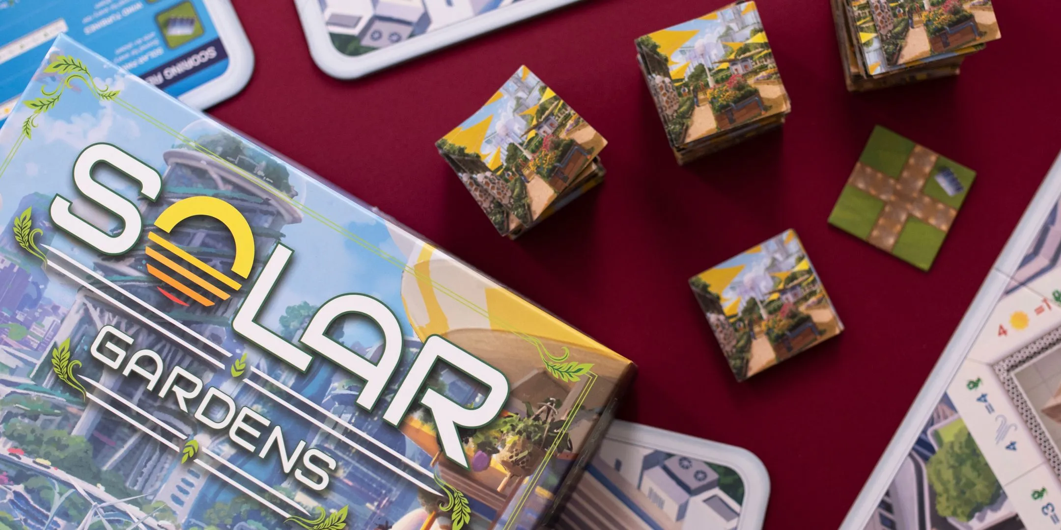 Hộp game và các ô gạch úp mặt của Solar Gardens board game