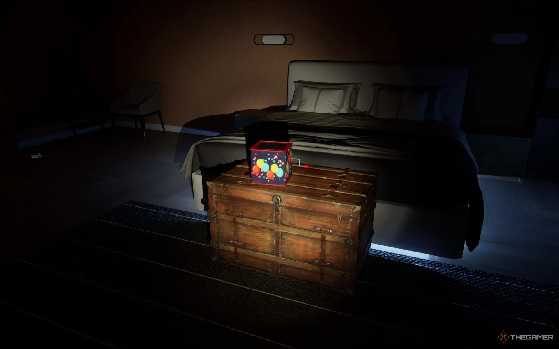 Hộp Jack-in-the-box ma quái trên ghế đẩu trong phòng ngủ Shield của Dead Take.