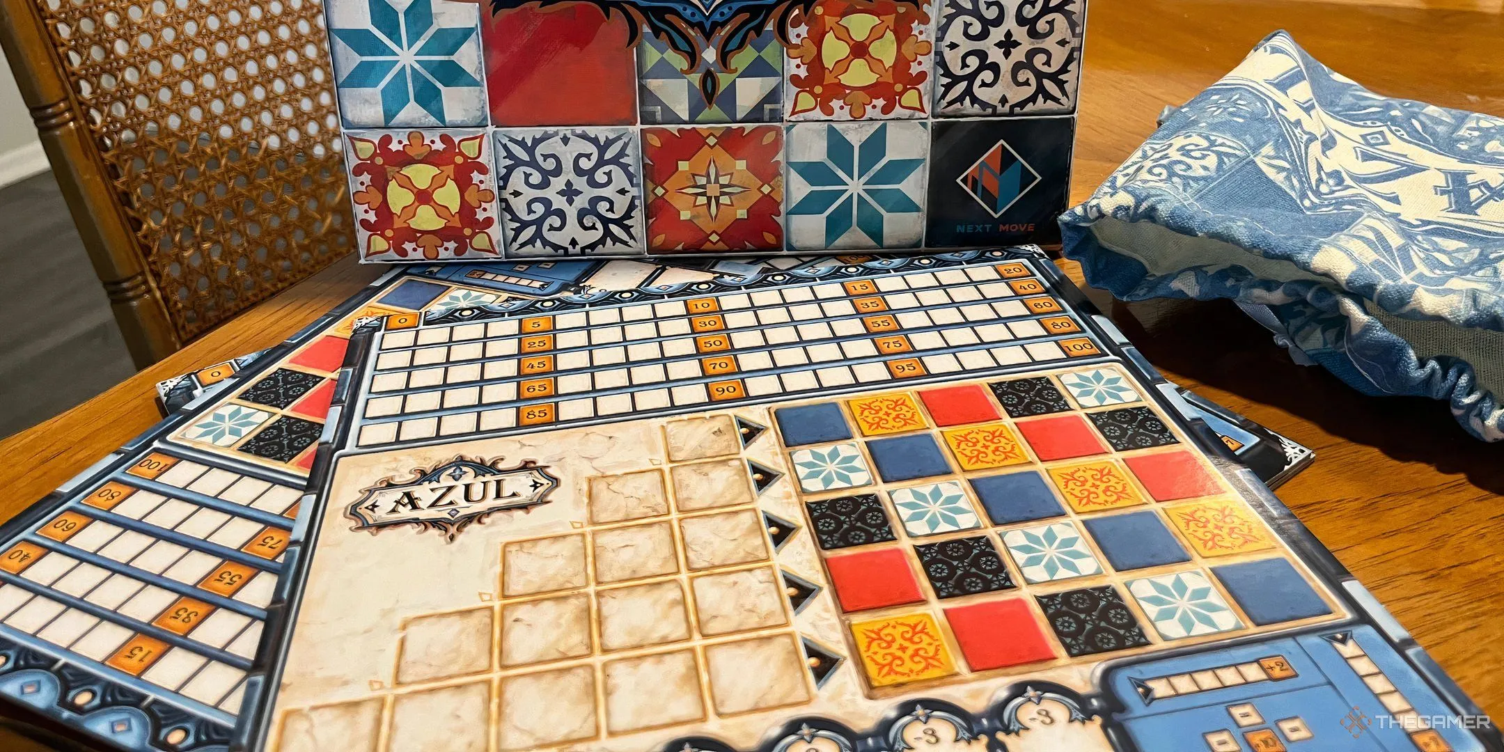 Hộp và bảng game Azul với các viên gạch màu sắc