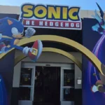 Lối vào sự kiện Sonic Racing: Crossworlds tại K1 Speed được trang trí ấn tượng với biểu tượng Sonic khổng lồ, thu hút mọi ánh nhìn.