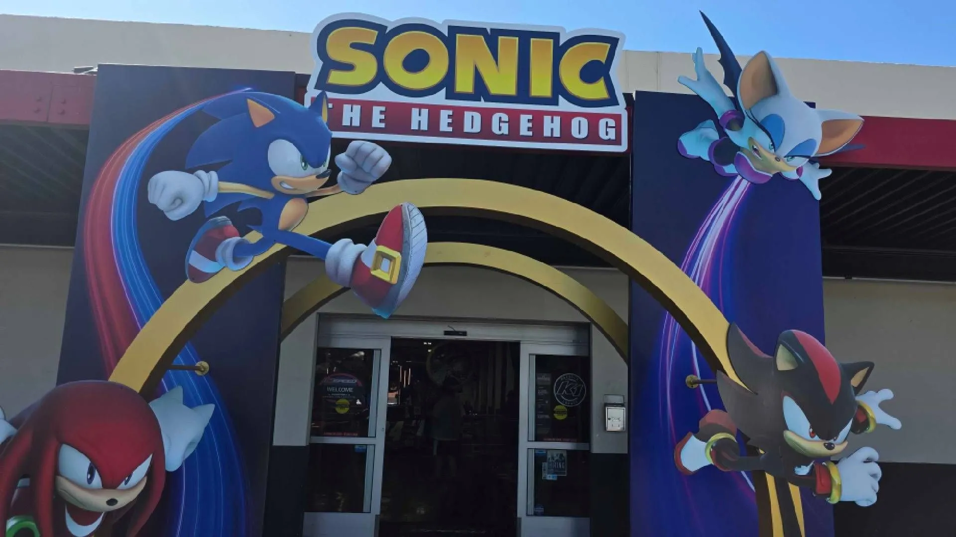 Lối vào sự kiện Sonic Racing: Crossworlds tại K1 Speed được trang trí ấn tượng với biểu tượng Sonic khổng lồ, thu hút mọi ánh nhìn.