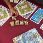 Người chơi chọn ô gạch trong board game Solar Gardens tại Gen Con