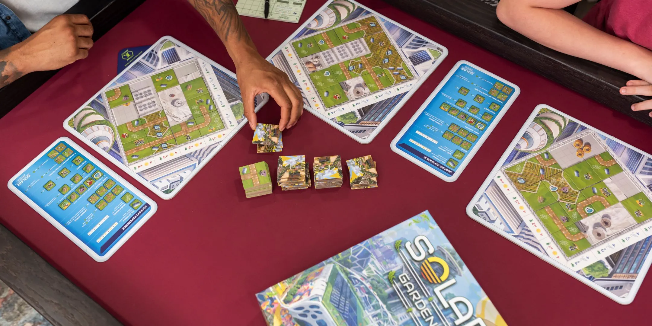 Người chơi chọn ô gạch trong board game Solar Gardens tại Gen Con