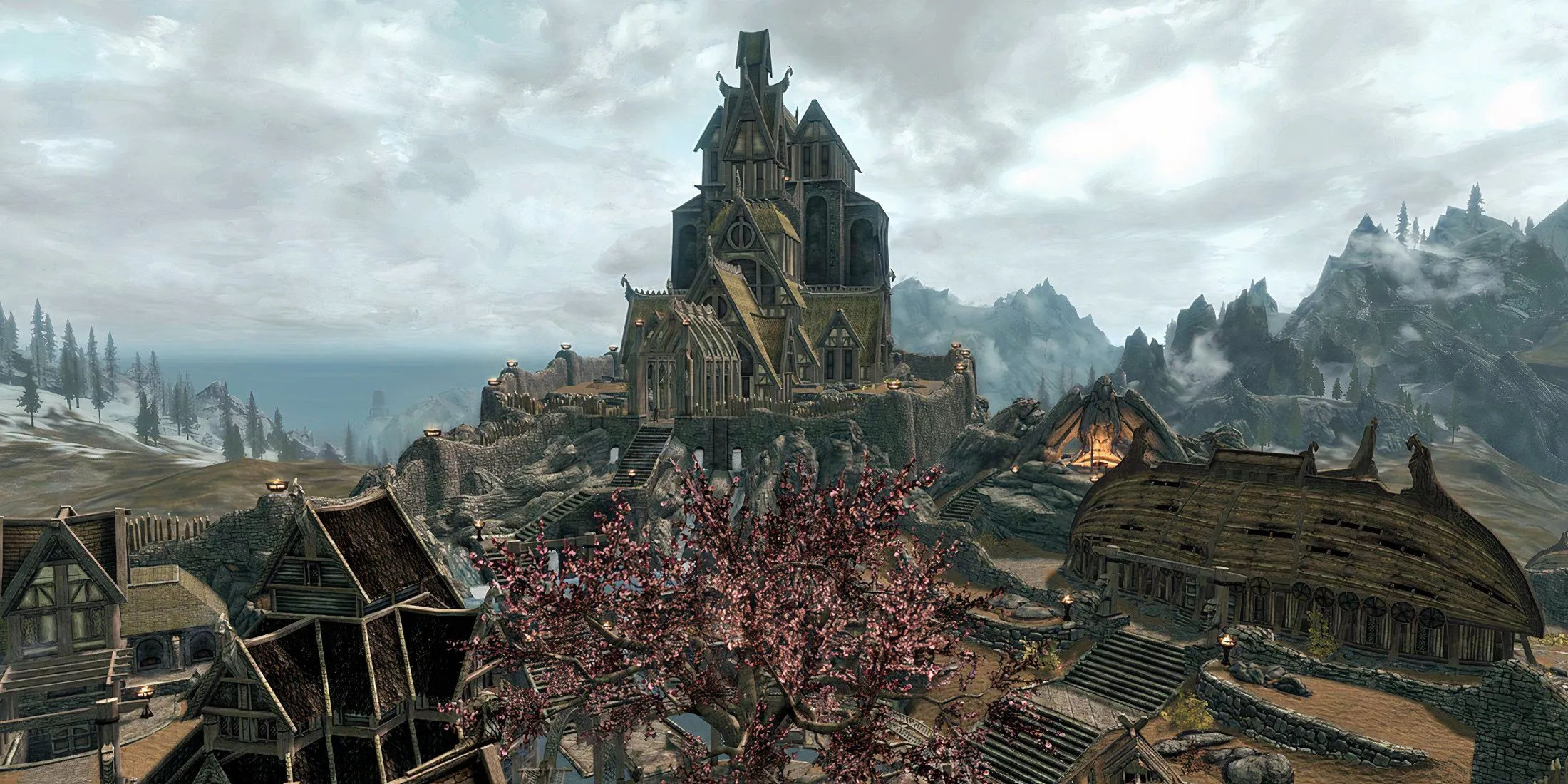 Người chơi nhìn ra khu Cloud District của thành phố Whiterun từ trên cao trong Skyrim