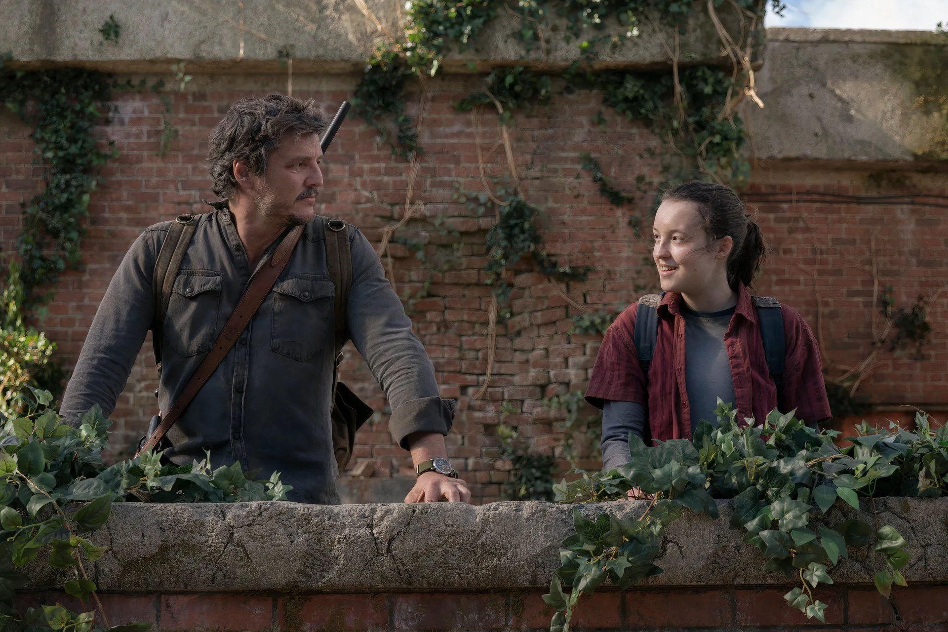 Pedro Pascal và Bella Ramsey trong The Last of Us: Ảnh hưởng của mối quan hệ diễn viên đến chiến lược marketing game.