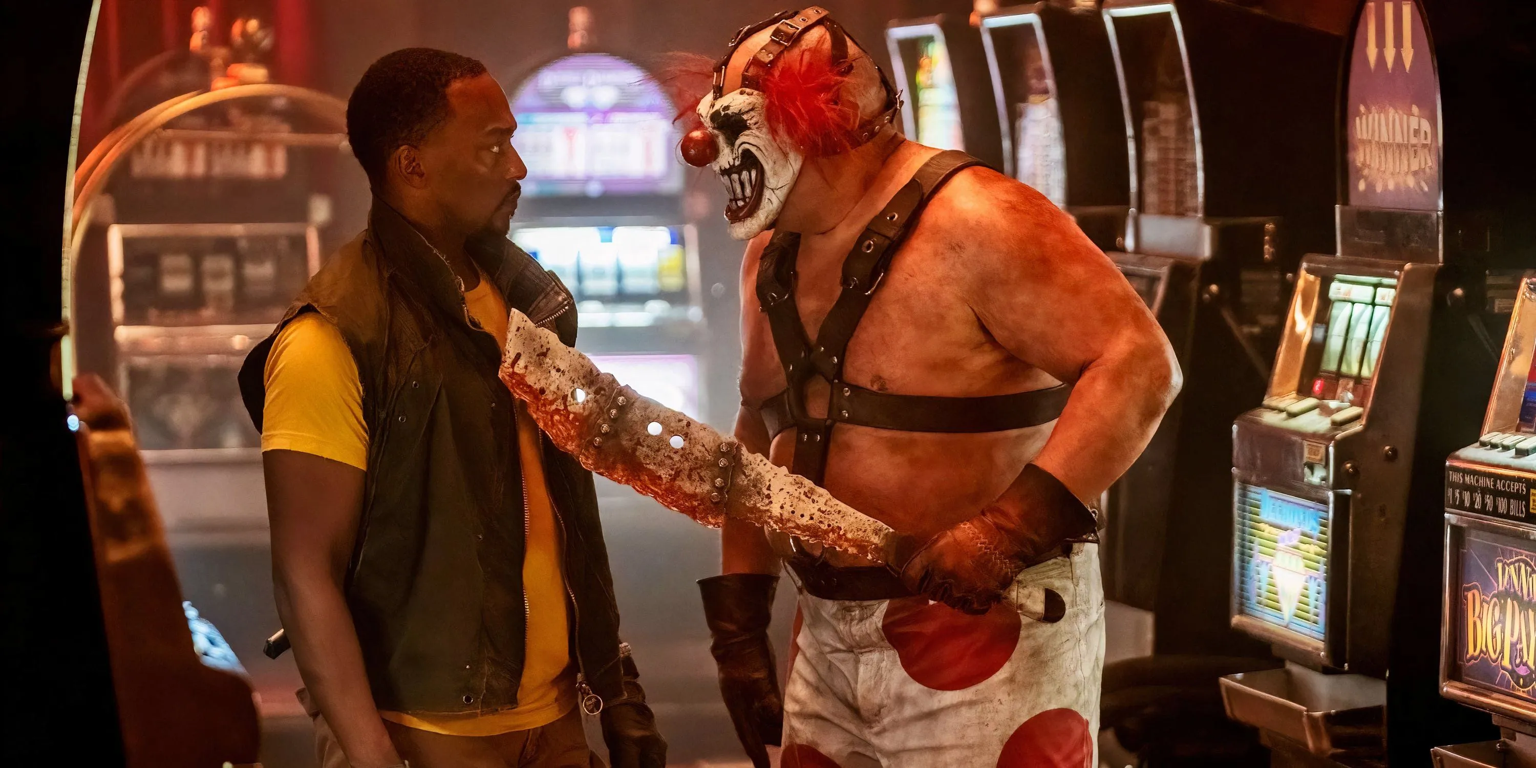 Sweet Tooth đe dọa John Doe bằng dao phay trong series Twisted Metal, biểu tượng của sự hỗn loạn hậu tận thế